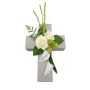 Arreglo floral de plástico con rosas, calas y lúpulo LONNE, cruz para plantas, blanco y verde, 35 x 18 x 10 cm