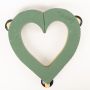®mosy Ökodur Espuma floral «Coche en forma de corazón» ELLARIA, decoración de boda, con ventosa, base de madera natural, verde, 45 x 48 x 5 cm