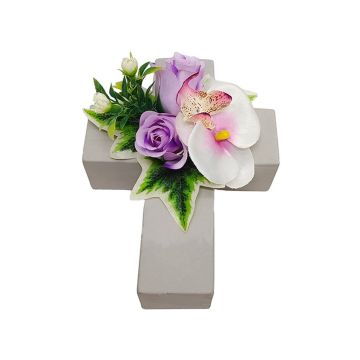 Arreglo floral de plástico con orquídea Phalaenopsis, rosa ARLOMA y cruz con plantas, blanco y lila, 20 x 15 x 11 cm Arreglo floral de plástico con orquídea Phalaenopsis, rosa ARLOMA y cruz con plantas, blanco y lila, 20 x 15 x 11 cm